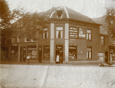 601325 Gezicht op het pand Bleekerskade 38 te Utrecht (kruidenierswinkel W. Brouwer), met in de deuropening eigenares ...